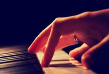 奥克兰选手在帆船比赛中力克对手获胜