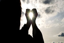 奥克兰选手在帆船比赛中力克对手获胜